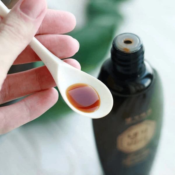 Šampūns dziļai attīrīšanai un matu sakņu spēcināšanai Daeng Gi Meo Ri New Gold Special Shampoo