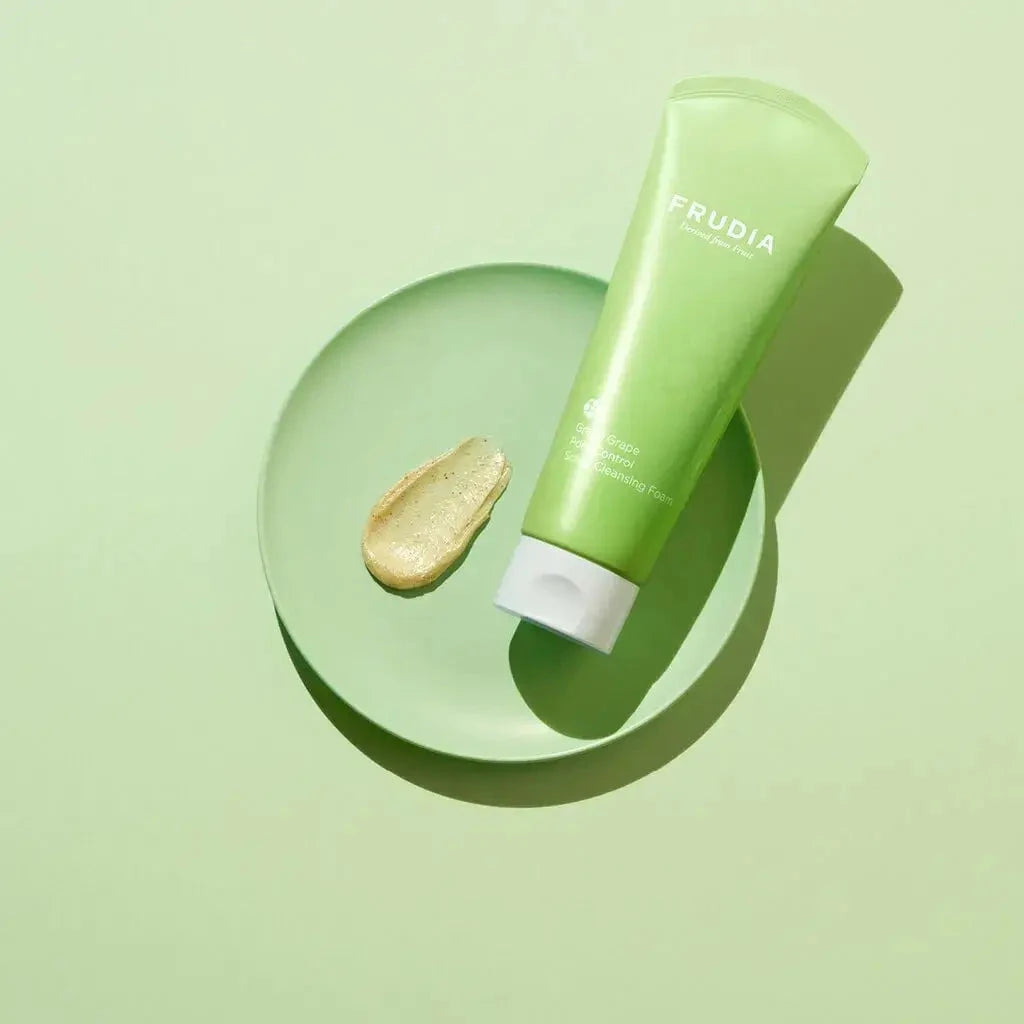 Putas-skrubis dziļai poru attīrīšanai Frudia Green Grape Pore Control Scrub Cleansing Foam
