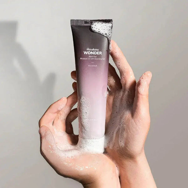 Maigs gels sejas mazgāšanai ar melno rīsu ekstraktu Haruharu WONDER Black Rice Moisture 5.5 Soft Cleansing Gel